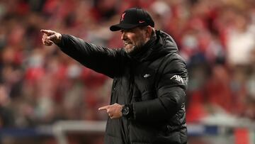 LISBON, PORTUGAL - APRIL 05:  Jurgen Klopp, Manager of Liverpool gives their side instructions during the UEFA Champions League Quarter Final Leg One match between SL Benfica and Liverpool FC at Estadio da Luz on April 05, 2022 in Lisbon, Portugal. (Photo