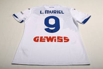 Segunda camiseta de Atalanta con el 9 de Luis Fernando Muriel.