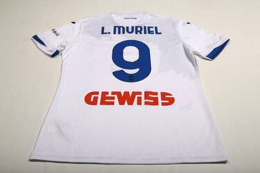 Luis Muriel luce la nueva indumentaria de Atalanta