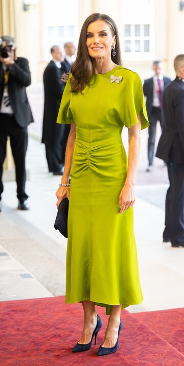 La reina Letizia con el vestido de la firma de Victoria Beckham en la recepción del Palacio de Buckingham.