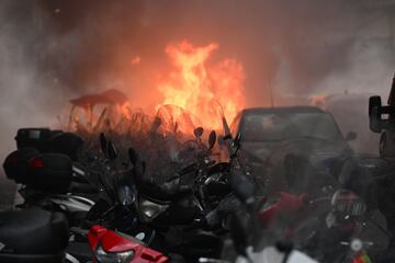 Esta noche se juega la vuelta de octavos de Champions entre Nápoles y Eintracht.  Los hinchas visitantes, que no puden entrar al estadio, se han enfrentado con  800 polícias y con los seguidores napolitanos. Escenas muy violentas en la ciudad.