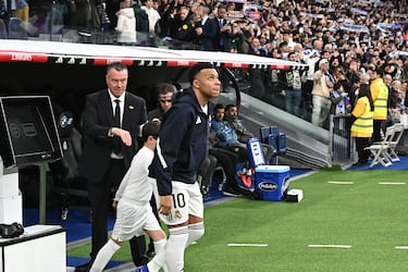 Kylian Mbappé salta al terreno de juego entre los silbidos de los aficionados madridistas.