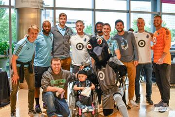 La plantilla de Minnesota United visitó la Universidad de Minnesota Masonic Children's Hospital para cumplir el sueño de muchos niños con cáncer.