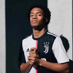 Juan Guillermo Cuadrado luce la nueva camiseta de la Juventus