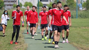 Álvaro Rey encabeza el grupo para dirigirse al campo de entrenamiento.