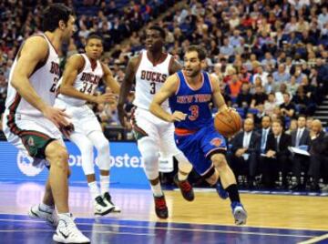 José Manuel Calderón comenzó su carrera profesional en el Lucentum Alicante en 1999. Antes de jugar en la NBA militaría en el Fuenlabrada (2001-02) y en el TAU (2002-05). En su haber tiene 1 Copa del Rey con el TAU (2003-04) y Campeón de la División Atlántico con Toronto Raptors (2006-07). Llegó a la liga más importante del mundo de la mano de los Toronto Raptors en 2005 y desde entonces ha pasado por los Detroit Pistons, Dallas Mavericks y actualmente en los New York Knicks. Debutó con la Selección absoluta en 2002 con la que fue campeón del Mundo en 2006, medalla de plata en los JJOO de Pekín y Londres y los dos oros de los Europeos de Polonia y Lituania.