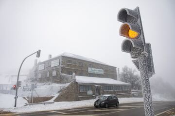 Un semáforo congelado en el Puerto de Navacerrada en Madrid. La Agencia de Seguridad y Emergencias de la Comunidad de Madrid (ASEM 112) ha activado la situación 0 de la fase de alerta del Plan Especial de Protección Civil Ante Inclemencias Invernales por previsión de la Agencia Estatal de Meteorología (Aemet) de vientos y nieve en la Sierra. 