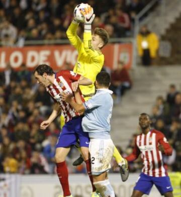 Rubén Blanco atrapa el balón. 