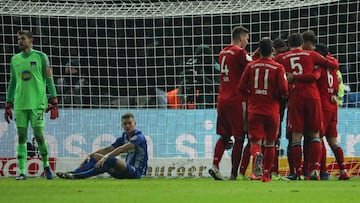 AL01. BERLÍN ALEMANIA), 06/02/2019.- Jugadores de Batern celebran un gol durante un partido de la tercera ronda de la Copa DFB alemana entre Hertha BSC y FC Bayern Munich este miércoles en el Estadio Olímpico de Berlín (Alemani