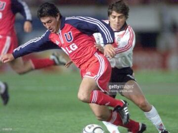 Oriundo de Puerto Varas, el volante jugó cuatro años en Universidad de Chile (2001-2005). Jugó 946 minutos y marcó un gol en la campaña que coronó a los azules en Calama.