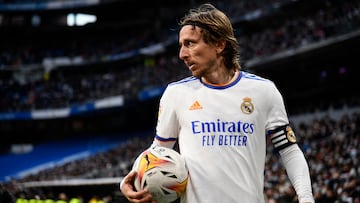 Luka Modric en un partido en el Santiago Bernabéu con el brazalete de capitán del Real Madrid.