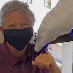 Bill Gates recibe la primera dosis de la vacuna contra el coronavirus