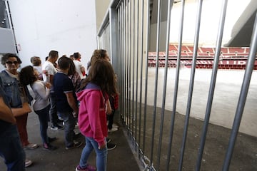 Desde las 10:00 de la mañana los aficionados atléticos celebran el estreno del nuevo estadio rojiblanco Wanda Metropolitano en los alrededores del estadio.
