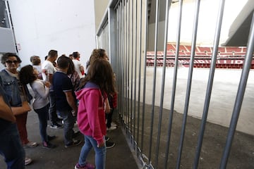 Desde las 10:00 de la mañana los aficionados atléticos celebran el estreno del nuevo estadio rojiblanco Wanda Metropolitano en los alrededores del estadio.
