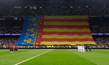 Emotivo minuto de silencio en el Santiago Bernabéu en memoria de todas las víctimas a causa de la DANA en Valencia.