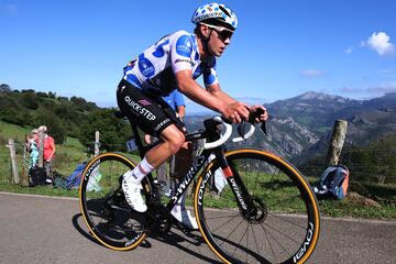 Remco Evenepoel se escapó en solitario en la subida a Cruz de Linares.