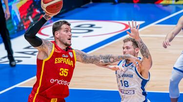 El pívot de España Fran Guerra (i), en acción durante el partido ESLOVAQUIA vs ESPAÑA (Clasificación Eurobasket 2025) disputado este viernes en Bratislava.