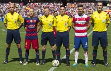 El árbitro Hernández Hernández acompañado por sus asistentes Sobrino Magán y Naranjo Pérez, el cuarto árbitro Muñoz Mayordomo y los capitanes Iniesta y Fran Rico. 
