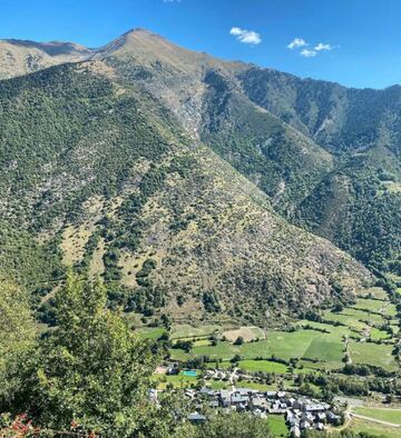 Para los amantes de los retos, aquí el pico más alto de Cataluña con una altitud de 3.143 metros que se elevan frente a los lagos Estats y Sotllo. La ruta comienza desde La Molinassa, pasando por el refugio de Vallferrera. Pasaremos por el barranco de Sotllo hasta sus lagos, donde se suele hacer noche para continuar al día siguiente a la cima.