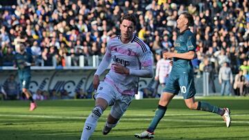 Juventus' Serbian forward #09 Dusan Vlahovic (C) after scoring a goal during the Italian Serie A football match between Frosinone and Juventus at the Benito Stirpe stadium in Frosinone on December 23, 2023. (Photo by Andreas SOLARO / AFP)