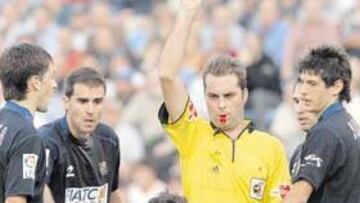 <b>MORENO LA ARMÓ EN LA ROMAREDA.</b> El colegiado, que en la imagen le muestra una amarilla a Diego Milito por fingir una falta, tuvo que abandonar el estadio zaragozano protegido por la policía. Unos 200 hinchas aragoneses lo culparon de no haber pitado dos penaltis.