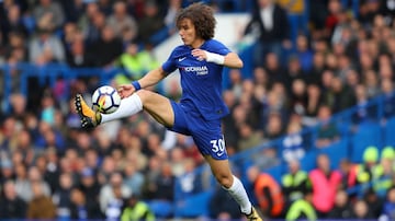 El defensor brasileño estuvo cerca de ser fichado por el Barcelona en el 2013, pero un informe detuvo la transacción. David Luiz llegó al Chelsea la temporada siguiente.