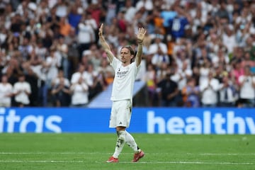 Impresionante despedida de la afición a Luka Modric durante su último cambio en el Bernabéu.  