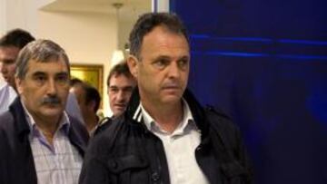 <b>EN LA CASA DEL RIVAL. </b>Caparrós ofreció su charla en una de las salas del estadio de Anoeta.