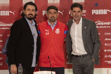 El actual presidente del club, Amaury Vergara, durante la presentación del entrenador serbio Veljko Paunovic.