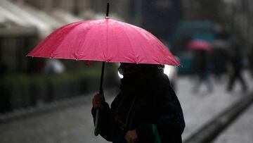 Santiago, 03 de junio 2022.
Lluvia en los alrededores de Plaza de Armas en el centro de Santiago.
Jonnathan Oyarzun/Aton Chile