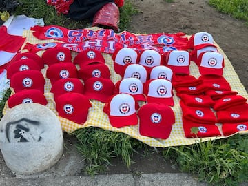 Este es el ambiente dentro y fuera del estadio Monumental de Santiago previo la juego Chile - Colombia por las Eliminatorias rumbo al Mundial.