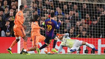 BARCELONA, SPAIN - MARCH 13:  Lionel Messi of Barcelona (10) scores his team&#039;s third goal past Mathieu Gorgelin of Olympique Lyonnais during the UEFA Champions League Round of 16 Second Leg match between FC Barcelona and Olympique Lyonnais at Nou Cam