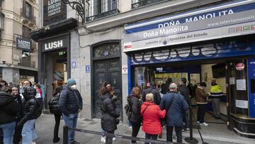 Varias personas hacen cola en la Administraci&oacute;n de Loter&iacute;as &#039;Do&ntilde;a Manolita&#039; cuando quedan menos de tres semanas para el Sorteo Extraordinario de la Loter&iacute;a de Navidad, a 7 de diciembre de 2021, en Madrid (Espa&ntilde;