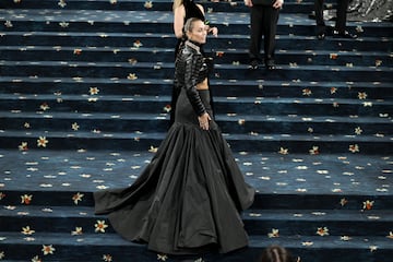 Miley Cyrus posa en la alfombra roja de la MET Gala 2025.