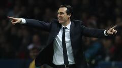 Unai Emery, en plena acci&oacute;n durante el partido contra el Barcelona en Par&iacute;s.