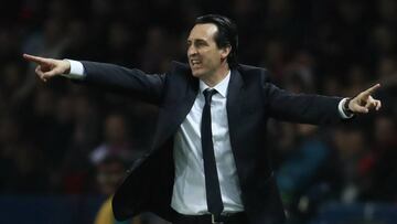 Unai Emery, en plena acción durante el partido contra el Barcelona en París.