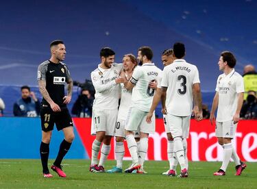 4-0. Marco Asensio y Nacho Fernández felicitan a Luka Modric, autor del cuarto gol en el minuto 79.