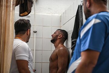 Los luchadores turcos pelean durante el 661º torneo anual de lucha libre de aceite de oliva de Kirkpinar en Sarayici, cerca de Edirne, en el oeste de Turquía. En Kirkpinar, los concursantes, desnudos hasta la cintura, están empapados en aceite de oliva de pies a cabeza y visten pantalones de cuero especialmente diseñados. Los combates uno contra uno que se organizan cada verano se parecen mucho a los primeros que se celebraron hace casi 650 años. Tres toneladas de aceite de oliva se utilizan cada año para la ocasión. 