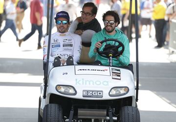 El piloto español Fernando Alonso llega a la última sesión de entrenamientos de las 500 Millas de Indianápolis 