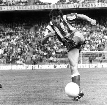 Delantero del Atlético de madrid, defendió la camiseta rojiblanca de 1977 a 1987.