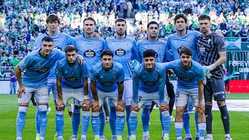 Formación inicial del Celta contra el Betis en La Cartuja.