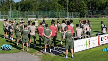 La plantilla del Villarreal, antes del entrenamiento en Suiza.