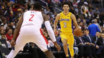 Lonzo Ball encara a John Wall.