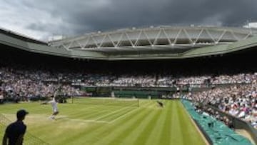 NEGRO. Nubes negras se asomaban a la Central de Wimbledon durante el Ferrer-Del Potro. Al final, el tiempo respet&oacute; los cuartos de final.