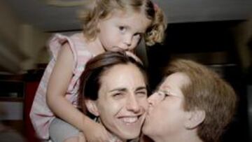 <b>TRES GENERACIONES. </b>Nuria Fernández recibe un beso de su madre, Paquita Domínguez, y sostiene en brazos a su hija, Candela Pernil.