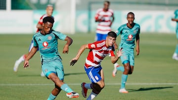 19-07 Partido amistoso entre el Orlando Pirates y el Granada CF disputado en el Marbella Football Center. En la imagen Nduli (Orlando Pirates) y Juarez (Granada CF)