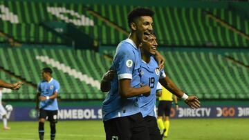 Uruguay's Alvaro Rodriguez (C) celebrates after scoring against Bolivia during the South American U-20 championship first round football match at the Pascual Guerrero stadium in Palmira, Colombia, on January 26, 2023. (Photo by JOAQUIN SARMIENTO / AFP)
