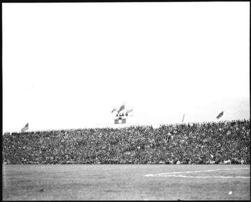 El 10 de agosto de 1938 se inauguró el Estadio Nemesio Camacho El Campín. Así se veía el estadio en la época del Dorado.