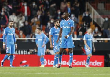 El Atlético visitó Mestalla el 7 de noviembre e hizo un muy buen partido. Ganaba con tranquilidad 1-3, con goles de Luis Suárez, Griezmann y Vrsaljko, cuando el partido se encarriló hacia el descuento. Y el Valencia empató el choque con dos tantos de Hugo Duro (minutos 92 y 96). El Atlético encajó el último de ellos a balón parado y regresó desolado de Valencia. 