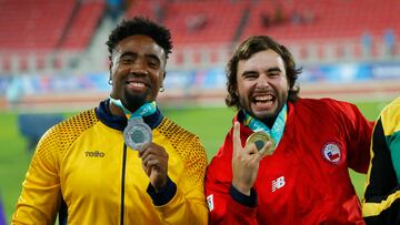AMDEP2239. SANTIAGO (CHILE), 30/10/2023.- Lucas Nervi (d) de Chile, medalla de oro, y Mauricio Ortega de Colombia, plata, posan en el podio de lanzamiento de disco hoy, durante los Juegos Panamericanos 2023 en Santiago (Chile). EFE/ Esteban Garay